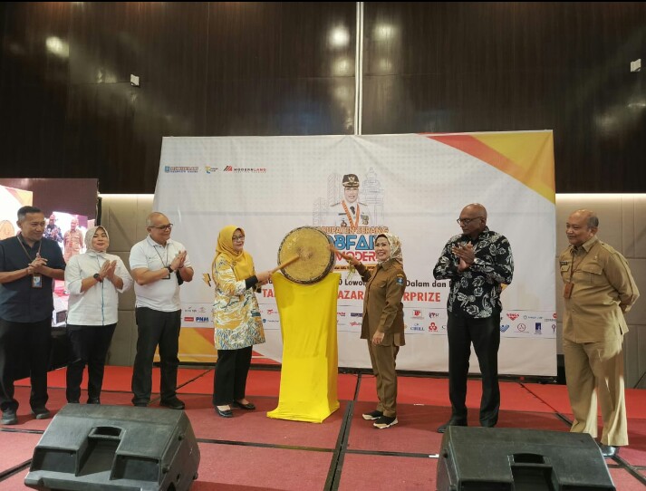 Buka Job Fair, Tatu Minta Prioritaskan Pencaker KTP Kabupaten Serang 