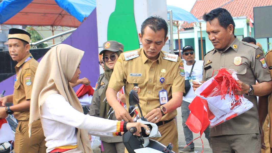 Camat Kemiri Terjun Langsung ke Jalan Bagikan Bendera Merah Putih