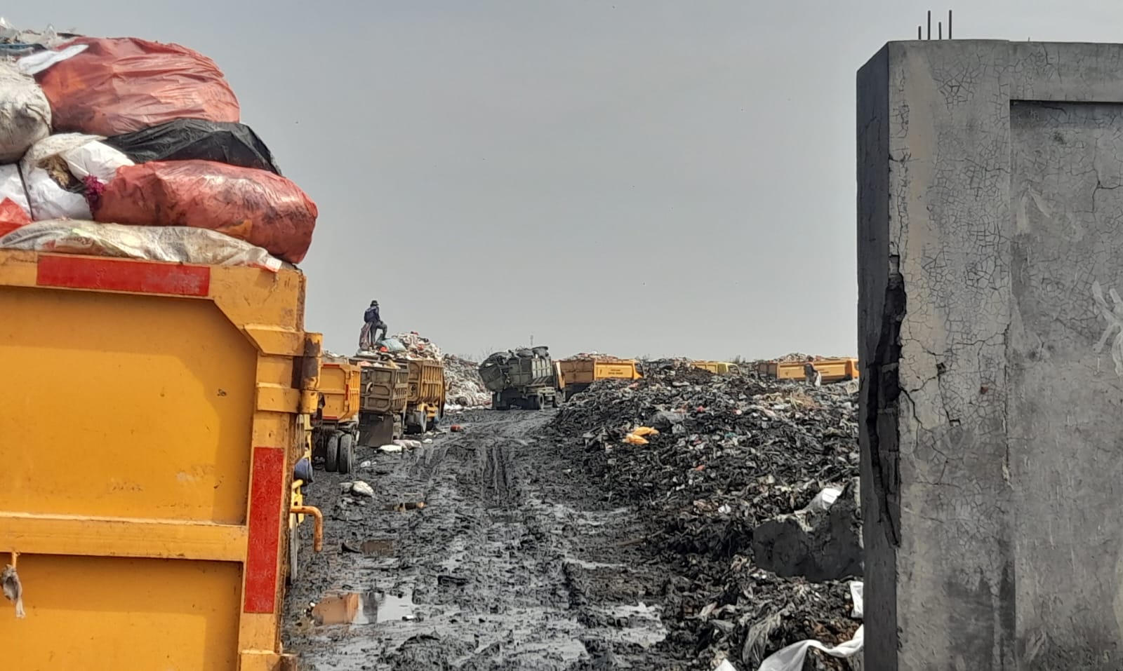 Antrean Armada Mencapai 300 Meter saat Jam Padat di TPA Jatiwaringin