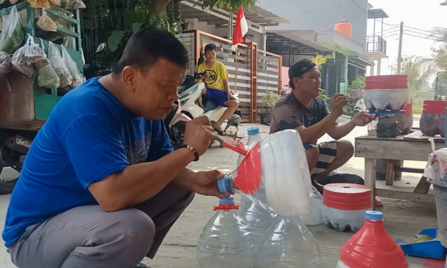 Semarak HUT RI ke 79, Warga Hias Lingkungan dengan Barang Bekas