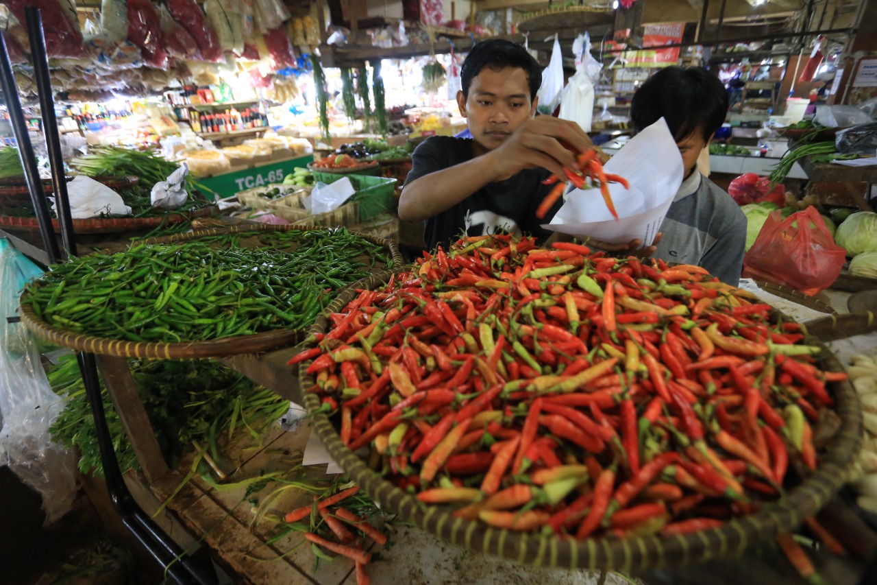 Di Pasar Ciputat Harga Cabai Merah Besar Tembus Rp 100 Per Kilogram