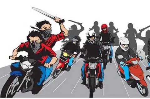 Aksi Geng Motor Semakin berani, Mereka Acungkan Sajam ke Petugas Kepolisian