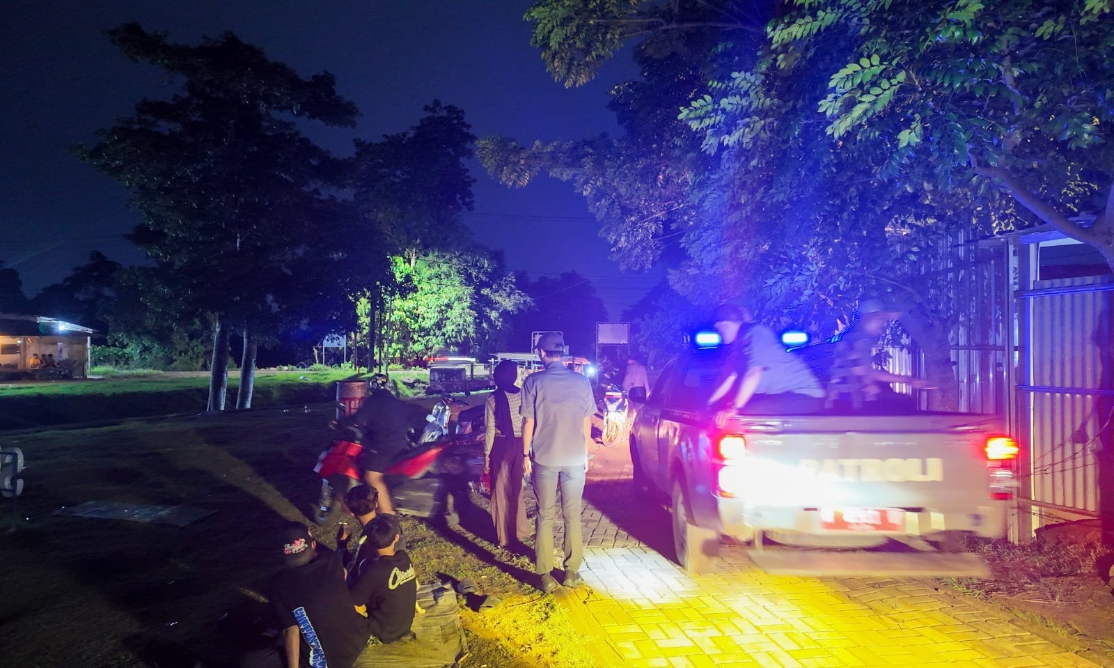 Trantib Bubarkan Pemuda Nongkrong