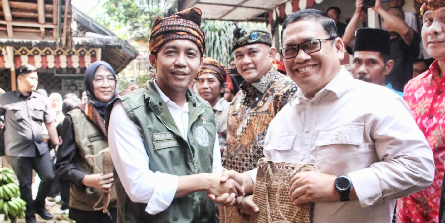 Masyarakat Hukum Adat Terima SK Penetapan