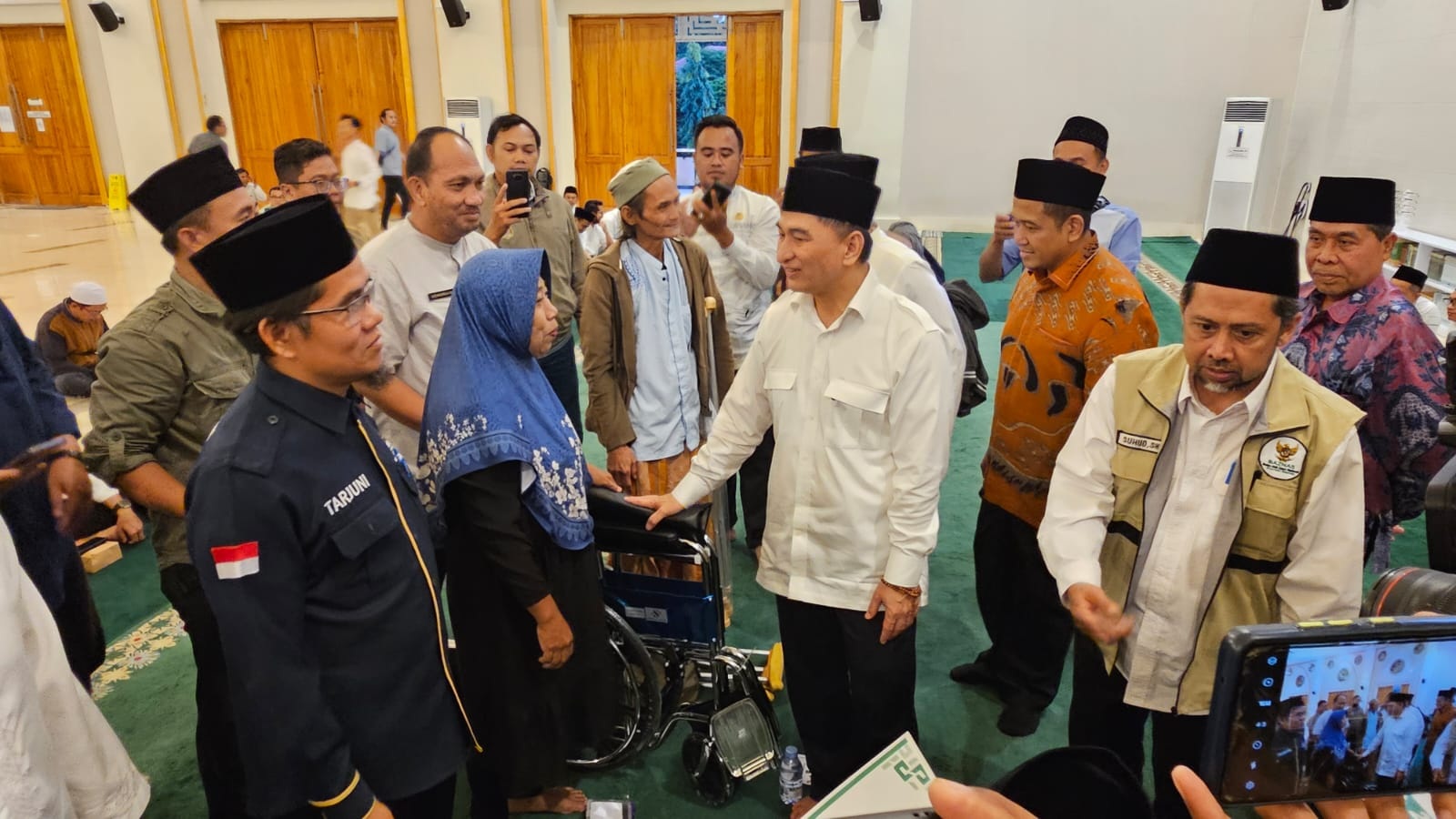 Safari Ramadan Ke Kota Tangsel, Dimyati Beri Kursi Roda Kepada Warga