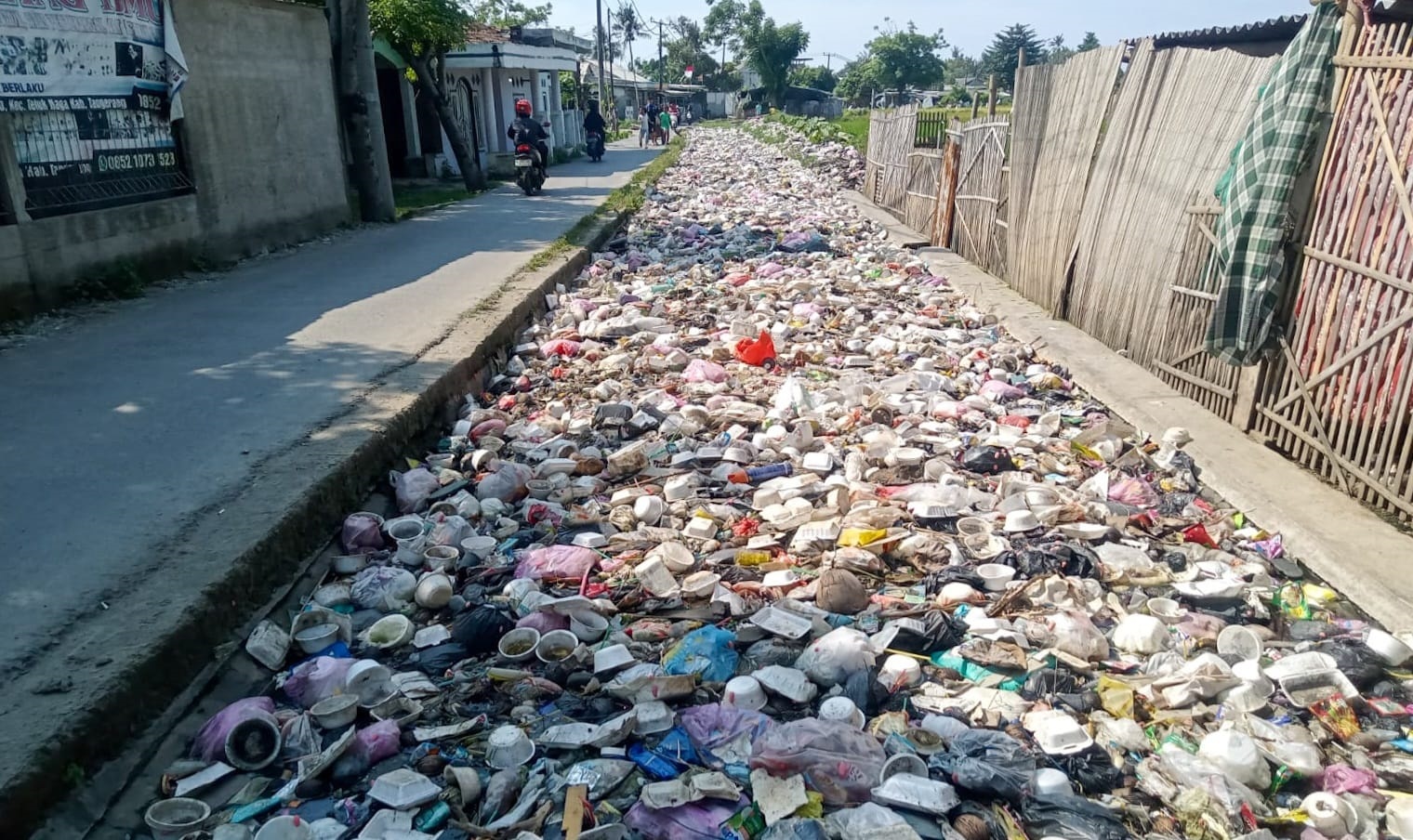 Sampah di Kali Akibat Perilaku Masyarakat