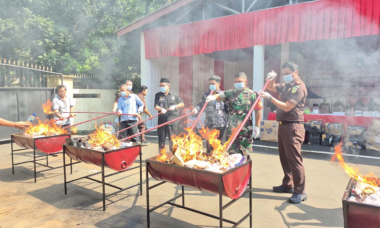 Kejari Musnahkan Ribuan Rokok Ilegal