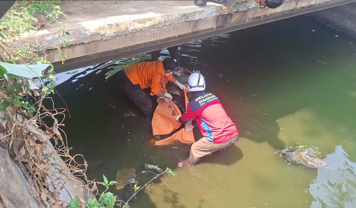 Mayat Pria Mengapung di Kali Situ Sasak