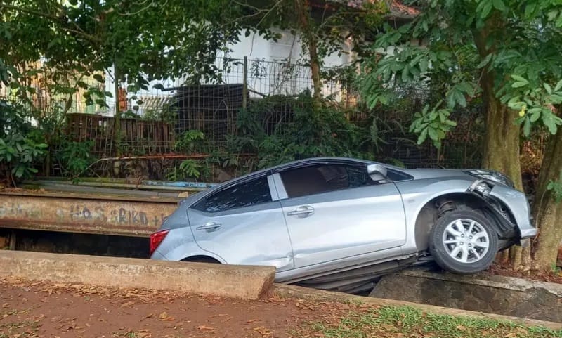 Mobil Tercebur ke Parit di Perumahan Telaga Bestari