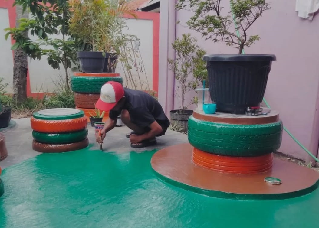SDN Kresek I Bangun Taman dengan Barang Bekas