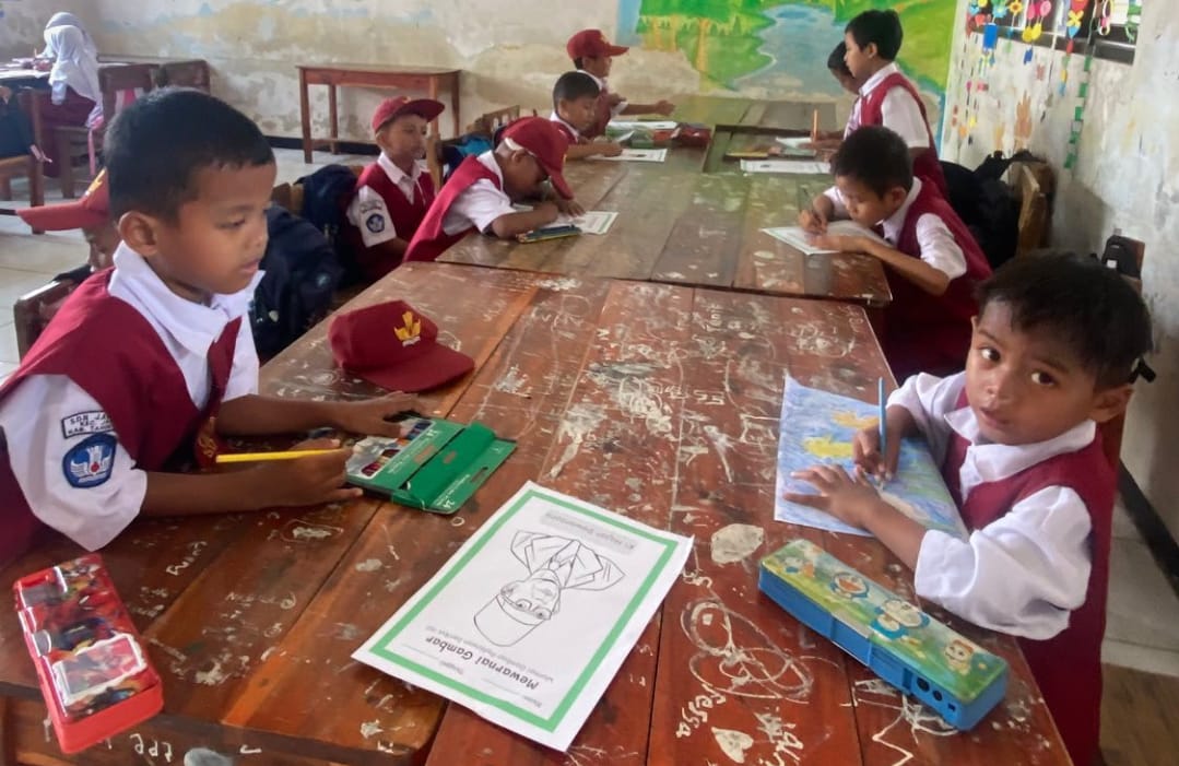 SDN Jambe III Kenalkan Sosok Pahlawan dengan Mewarnai