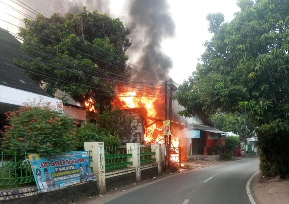 Mesin Korsleting, Percetakan Ludes Terbakar