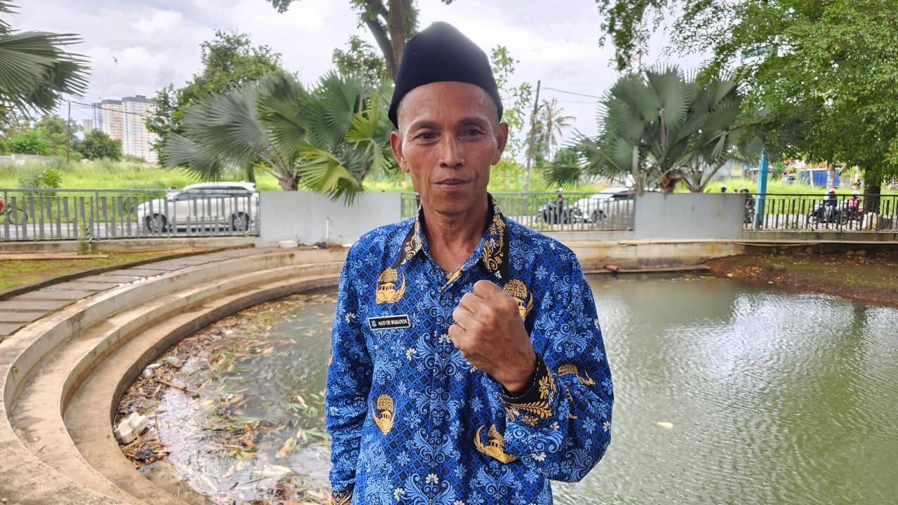 Delapan Tahun Jadi Honorer Sebagai Penyapu Jalan, Hasyim Mubarok Diangkat Jadi PPPK Jelang Pensiun