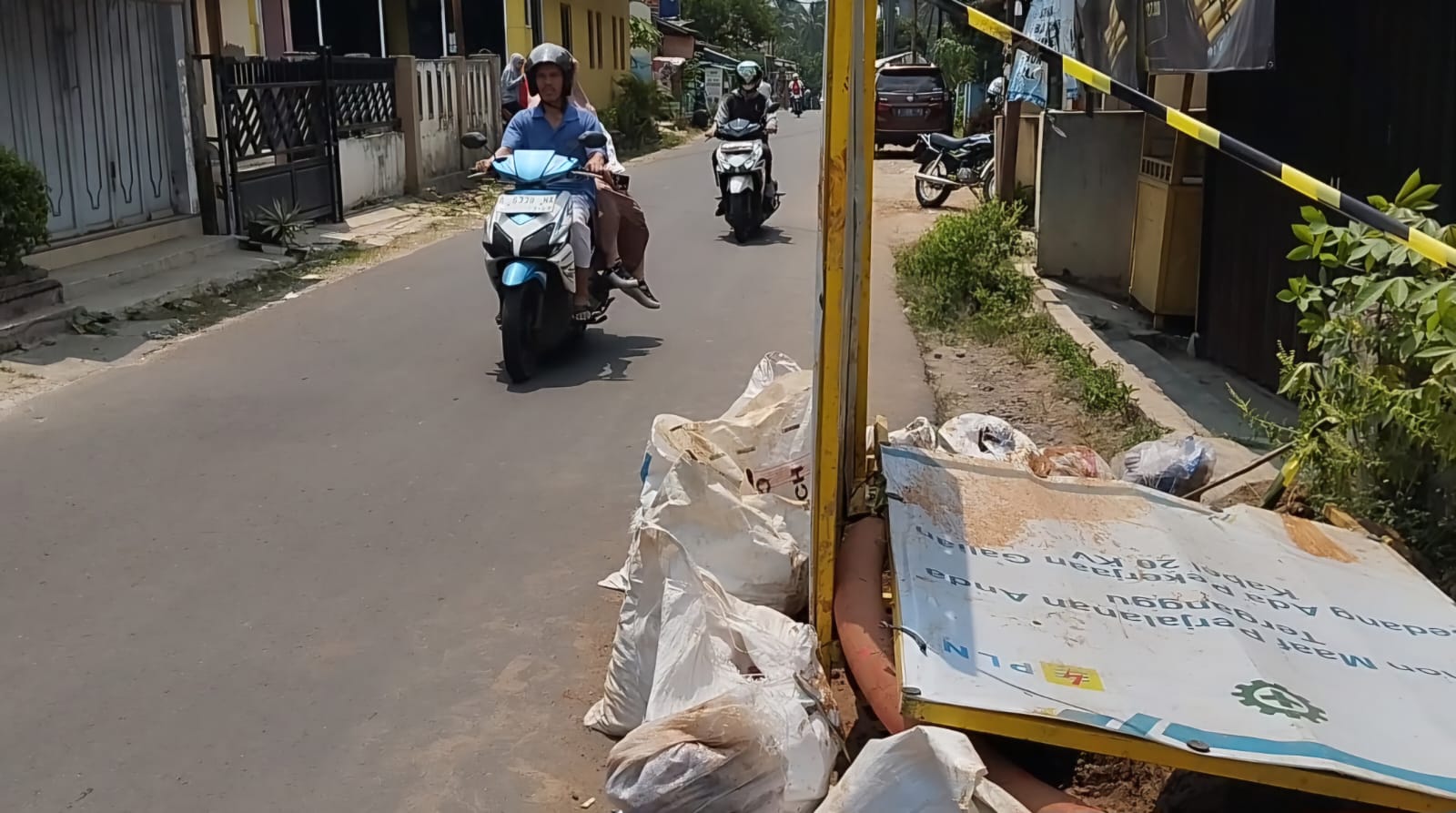 Dikeluhkan, Galian Kabel PLN di Lebak Bikin Jalan Licin dan Semrawut