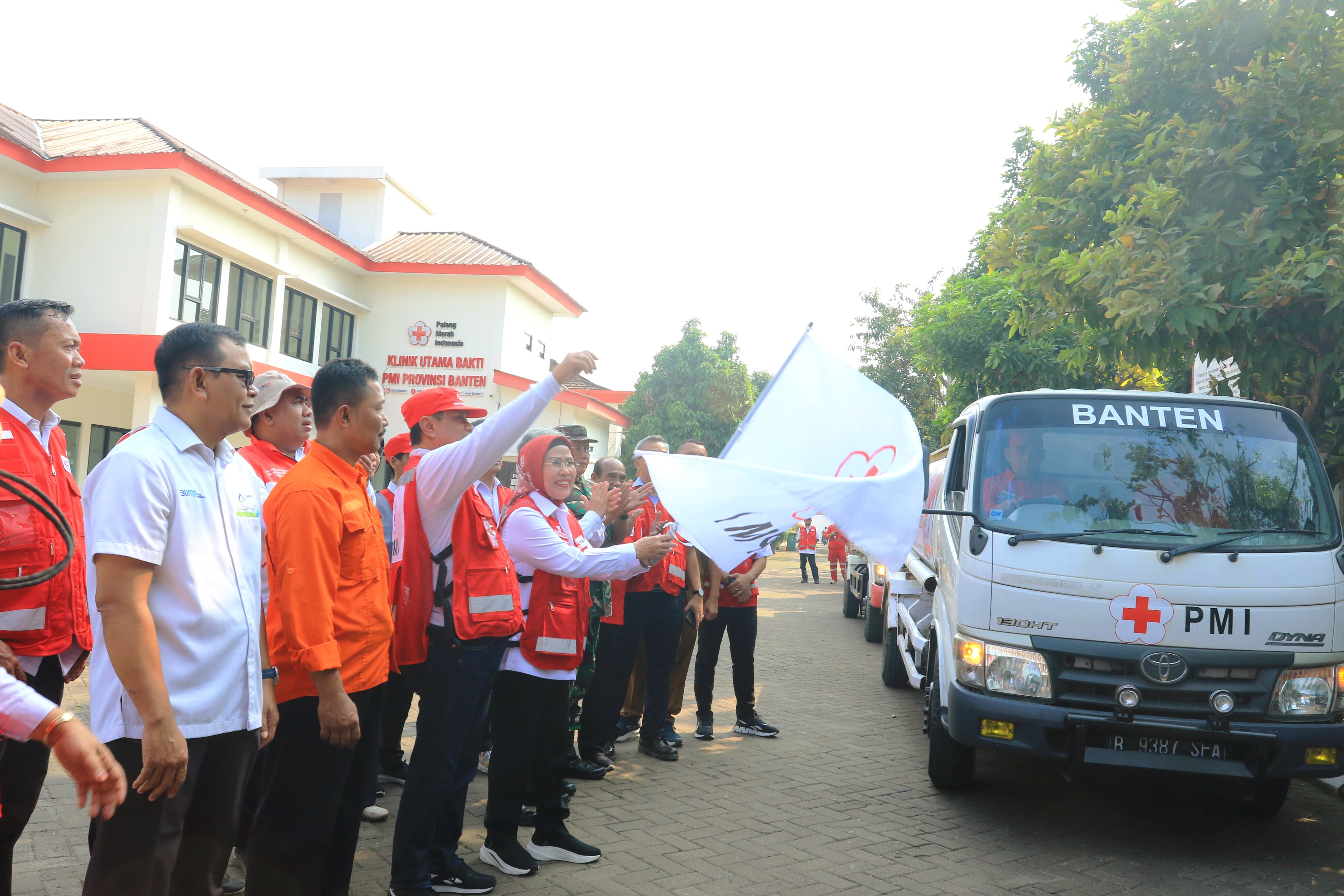 PMI Banten Salurkan Air Bersih