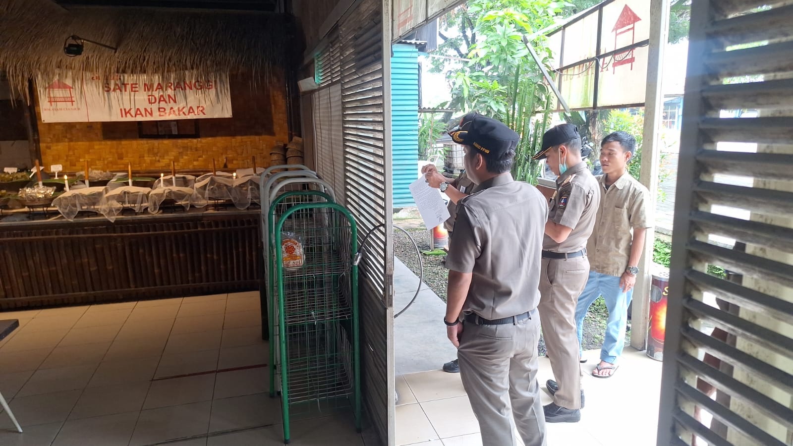 Warung Makan Dilarang Layani Makan di Tempat