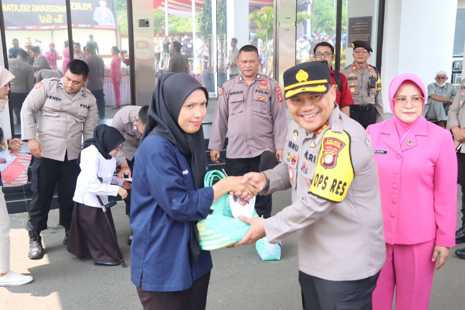 Berbagi Kasih di Bulan Ramadan, Kapolres Tangerang Selatan Salurkan 1.000 Paket Sembako