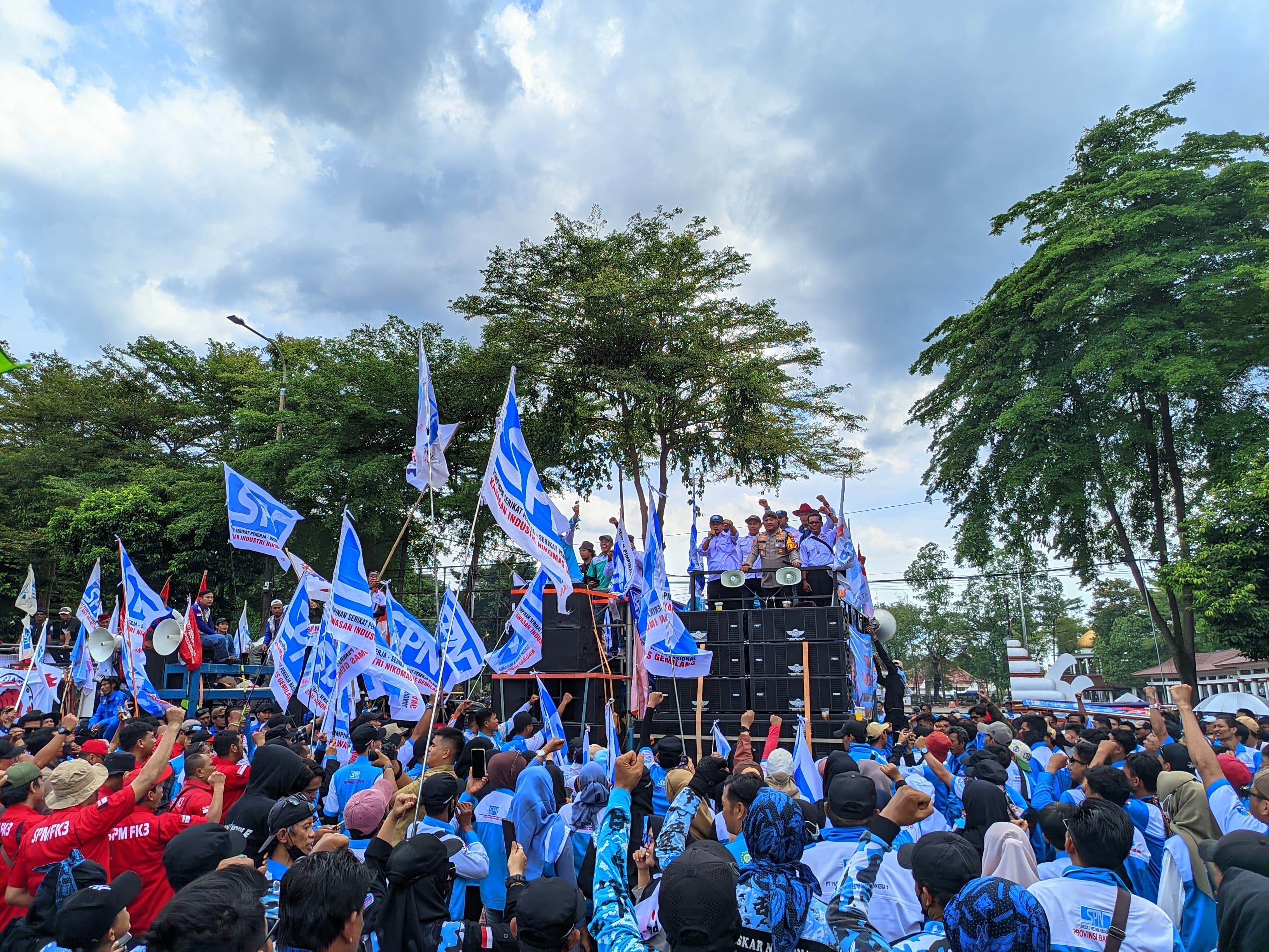 Ratusan Buruh Serbu Pendopo Bupati Serang, Minta UMK Naik 12 Persen