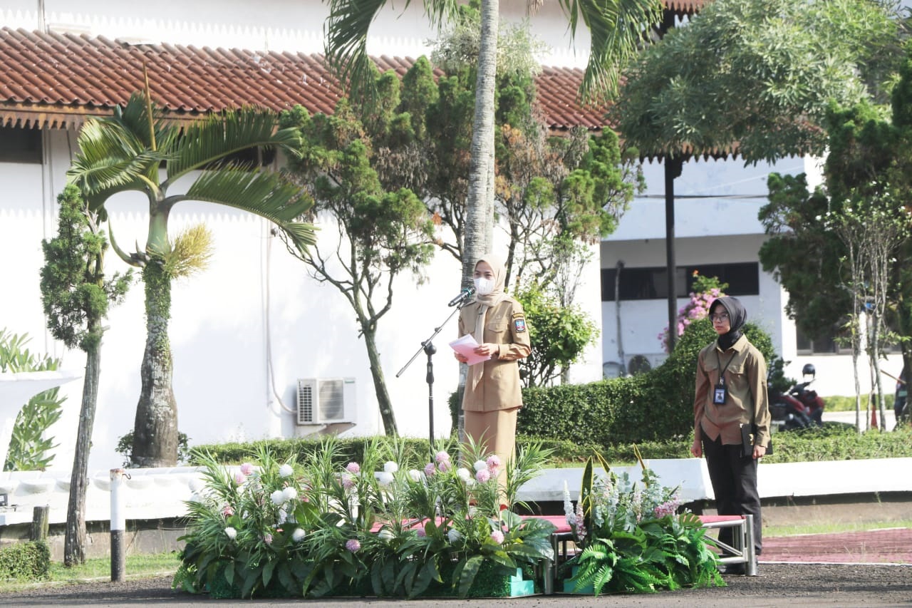 Zakiyah Minta Pejabat Kurangi Botol Plastik