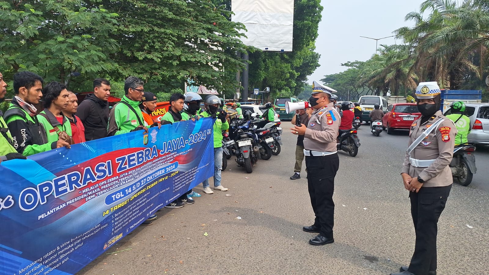 Hari Pertama Operasi Zebra, Polisi Beri Edukasi Kepada Pengendara Ojol