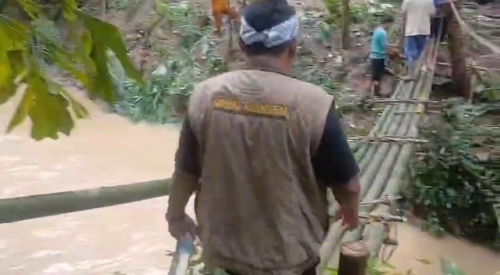 Warga Gotong Royong Buat Jembatan Darurat