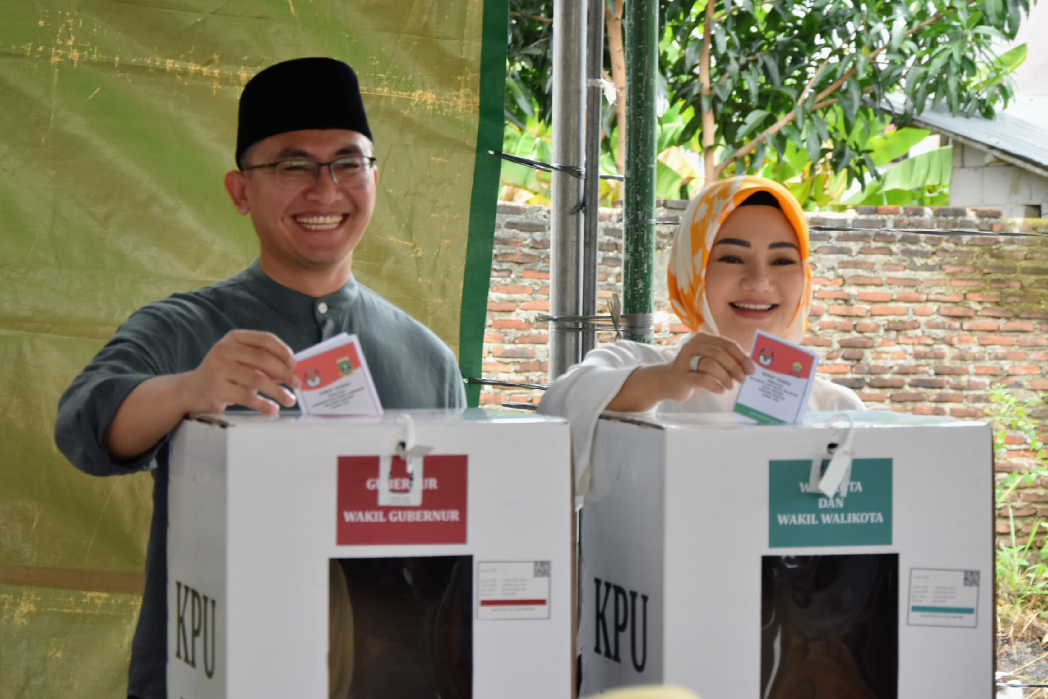 Kenakan Koko Hijau Tua dan Peci, Andika Nyoblos Ditemani Istri dan Anaknya, Optimis Menang