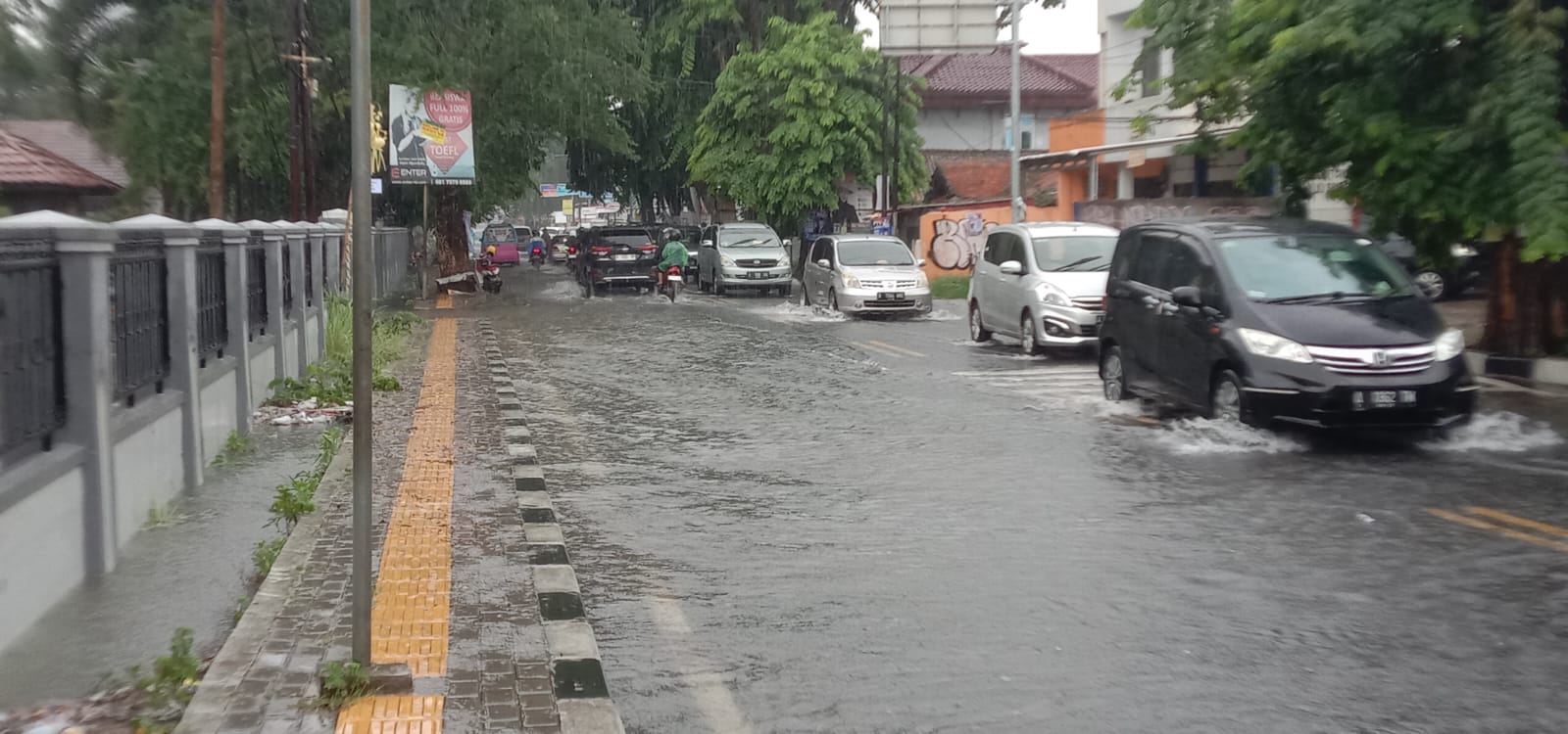 Hujan Besar, Banjir Rendam Jalan Depan SMKN 1 dan 2 Kota Serang