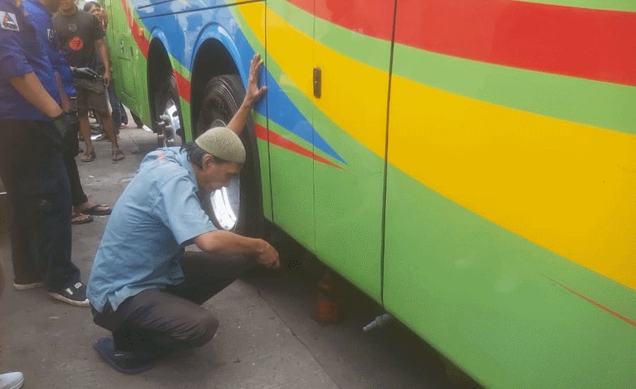 Mayat di Kolong Bus Ternyata Pedagang Kopi