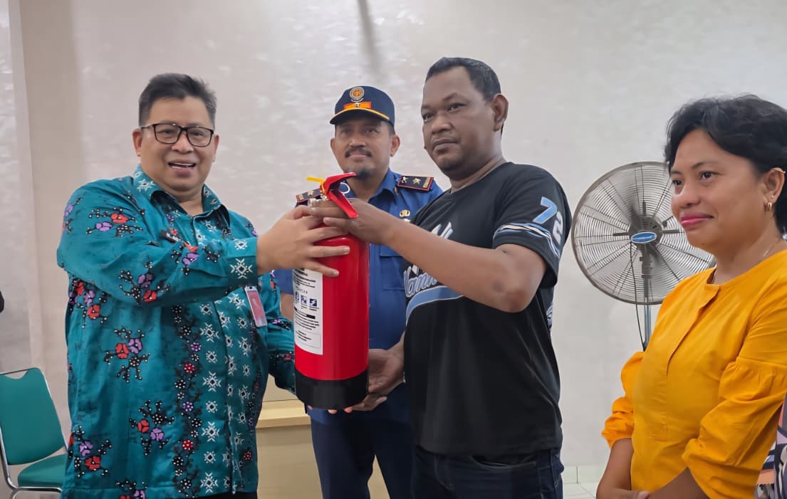 Warga Jelupang Dilatih Pakai APAR