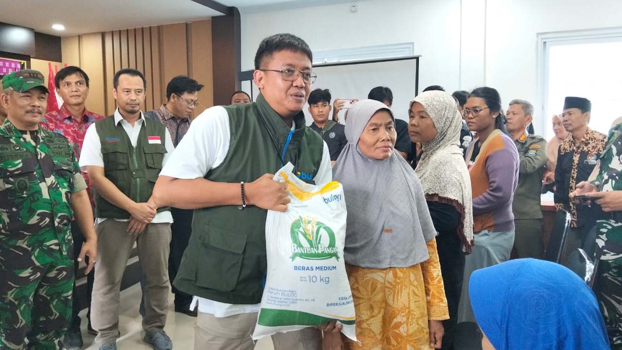 Puluhan Warga Cikupa Terima Beras Bantuan Pemerintah