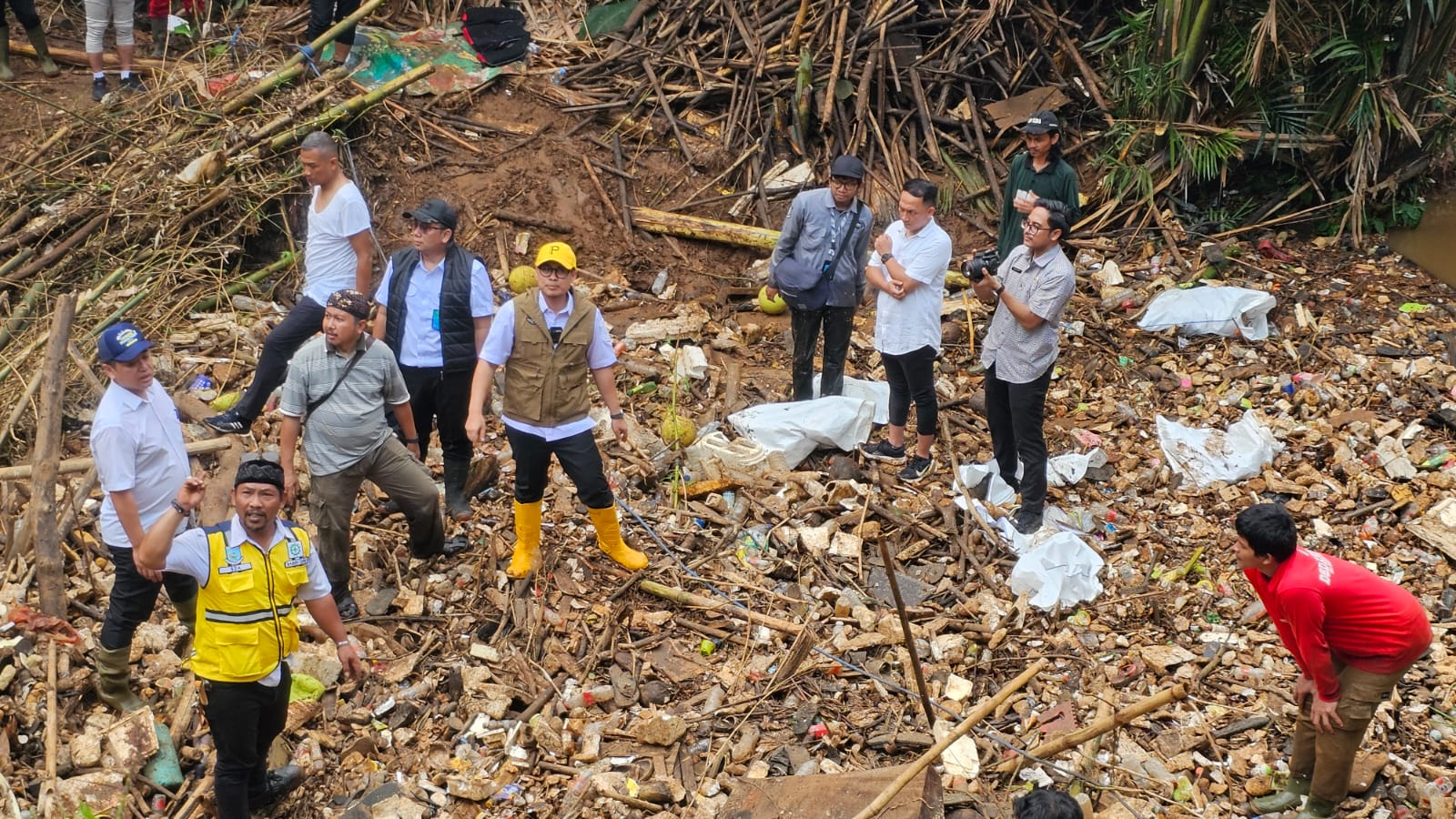 Pilar Tinjau Pengangkatan Sampah di Kali Angke