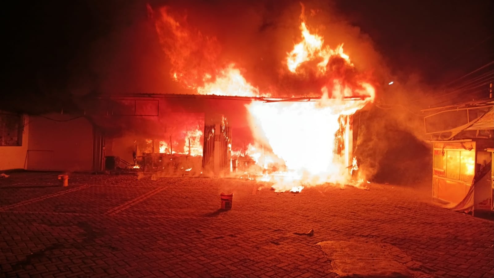 Freezer Meledak, Indomaret Ludes Terbakar