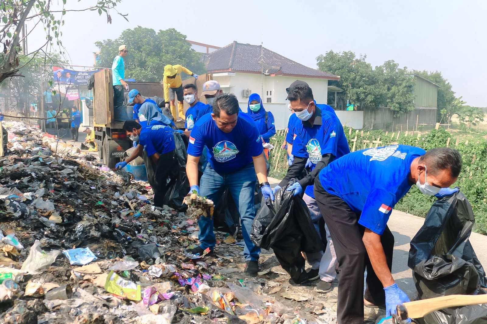 Demokrat Bersihkan Tumpukan Sampah Hingga CKG