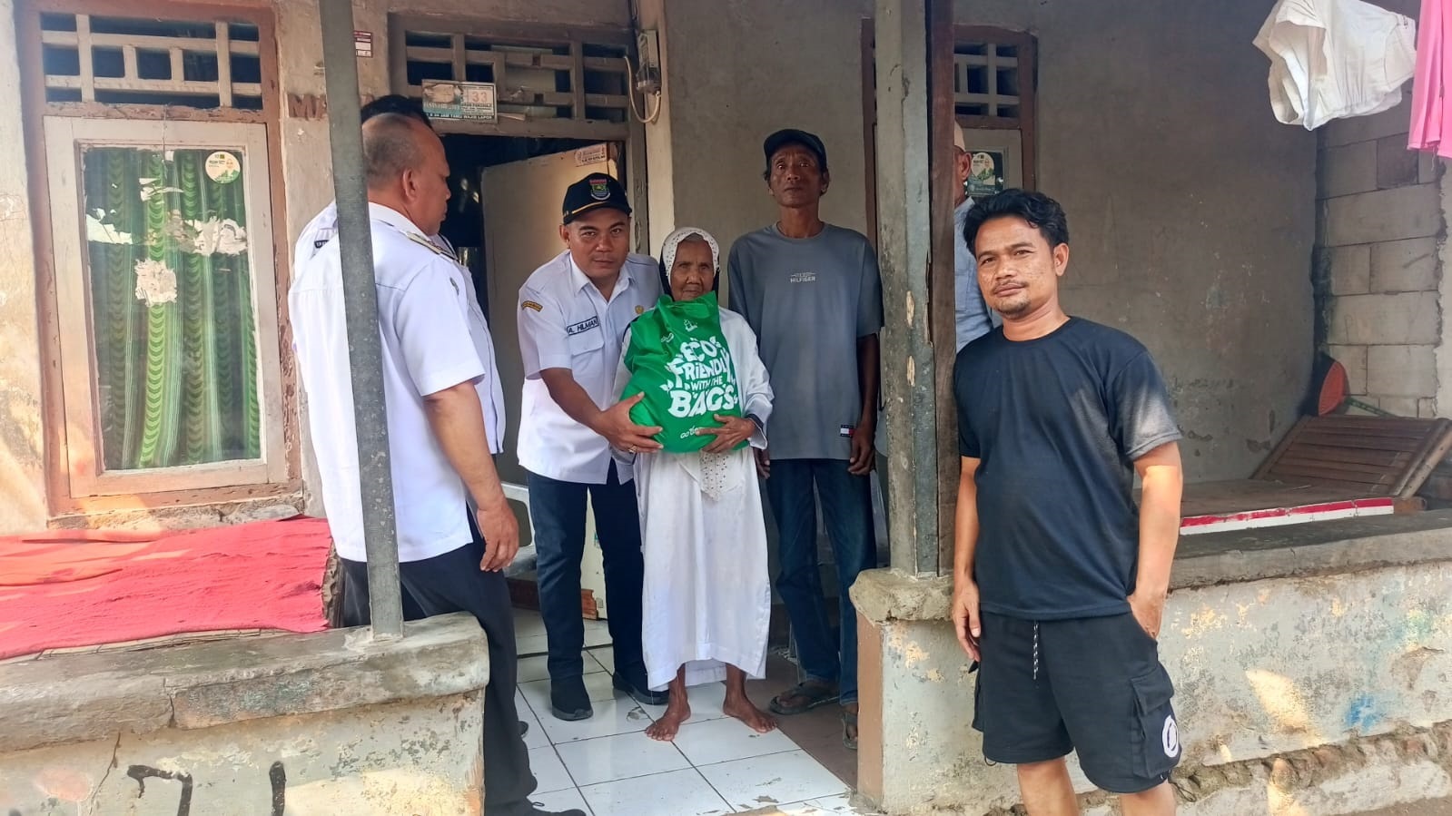 Lurah Pakuhaji Bantu Korban Angin Ribut