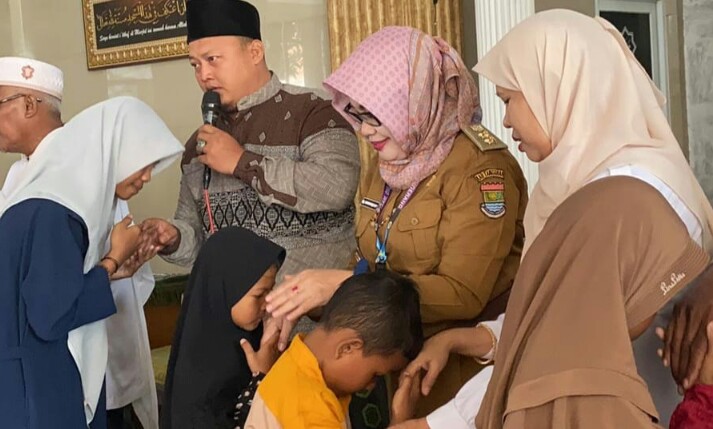 Lurah Sukatani Berpesan Anak Yatim Tetap Harus Semangat Menuntut Ilmu