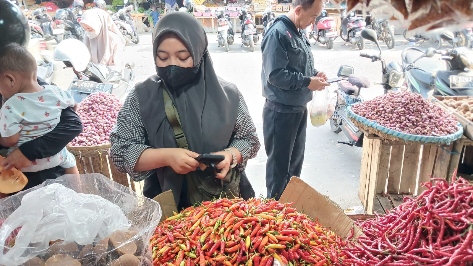 DiskopUKMPerindag Kota Serang Sebut Harga Cabai Turun Karena Daya Beli Rendah 