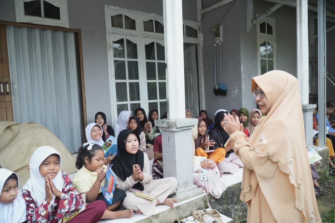 Dewi Ajak Warga Tingkatkan Gemar Membaca