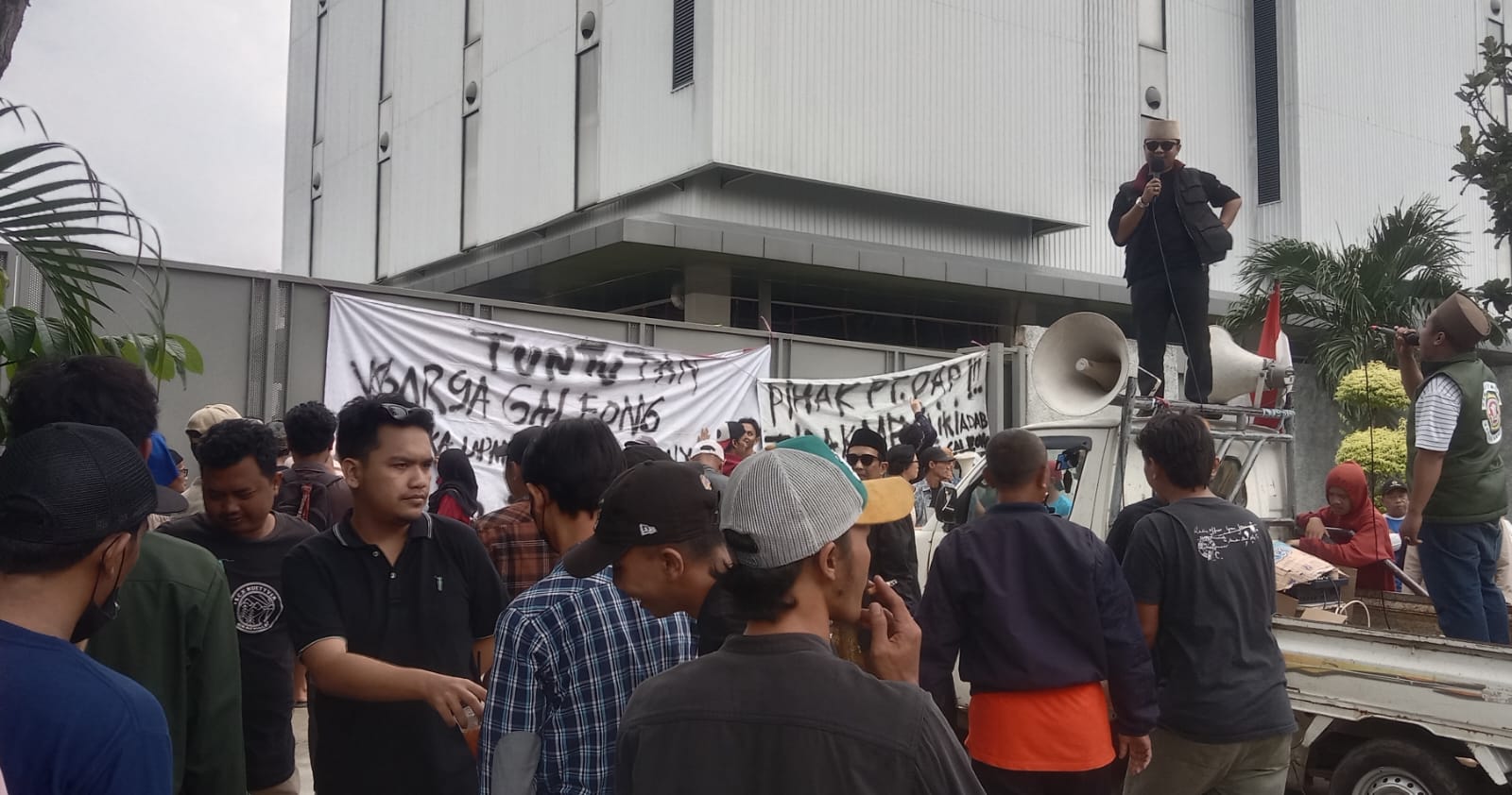 Warga Galeong, Geruduk Pabrik Kasur, Minta Jatah CSR Perusahaan 