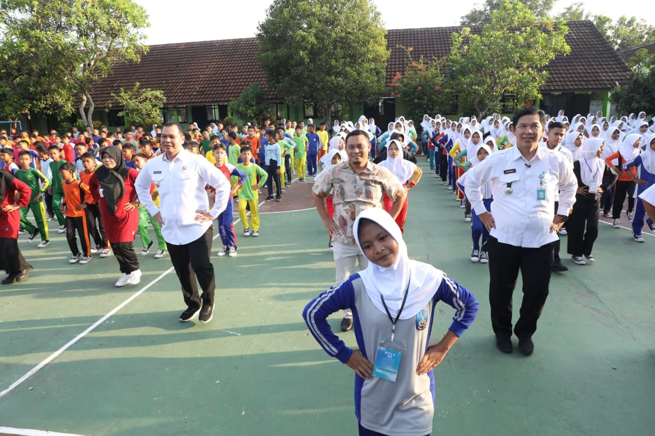 Siswa Hanya Terima Satu Seragam Gratis