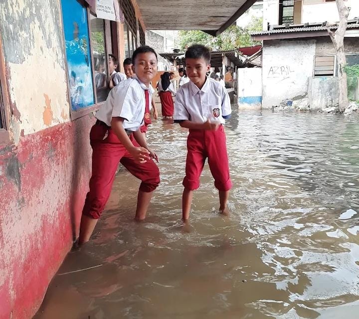 Nasib Sekolah di Pesisir Utara Kab. Tangerang, Banjir Rob Telah Berubah Menjadi Tamu Harian yang Meresahkan