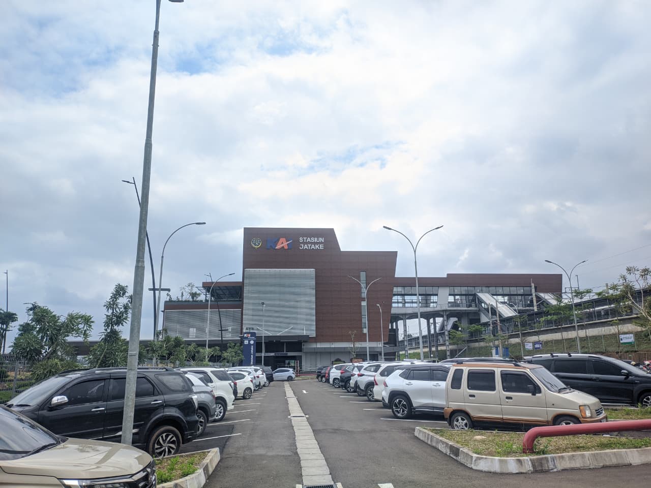 Stasiun Jatake Nyaman, Parkir Jadi Catatan