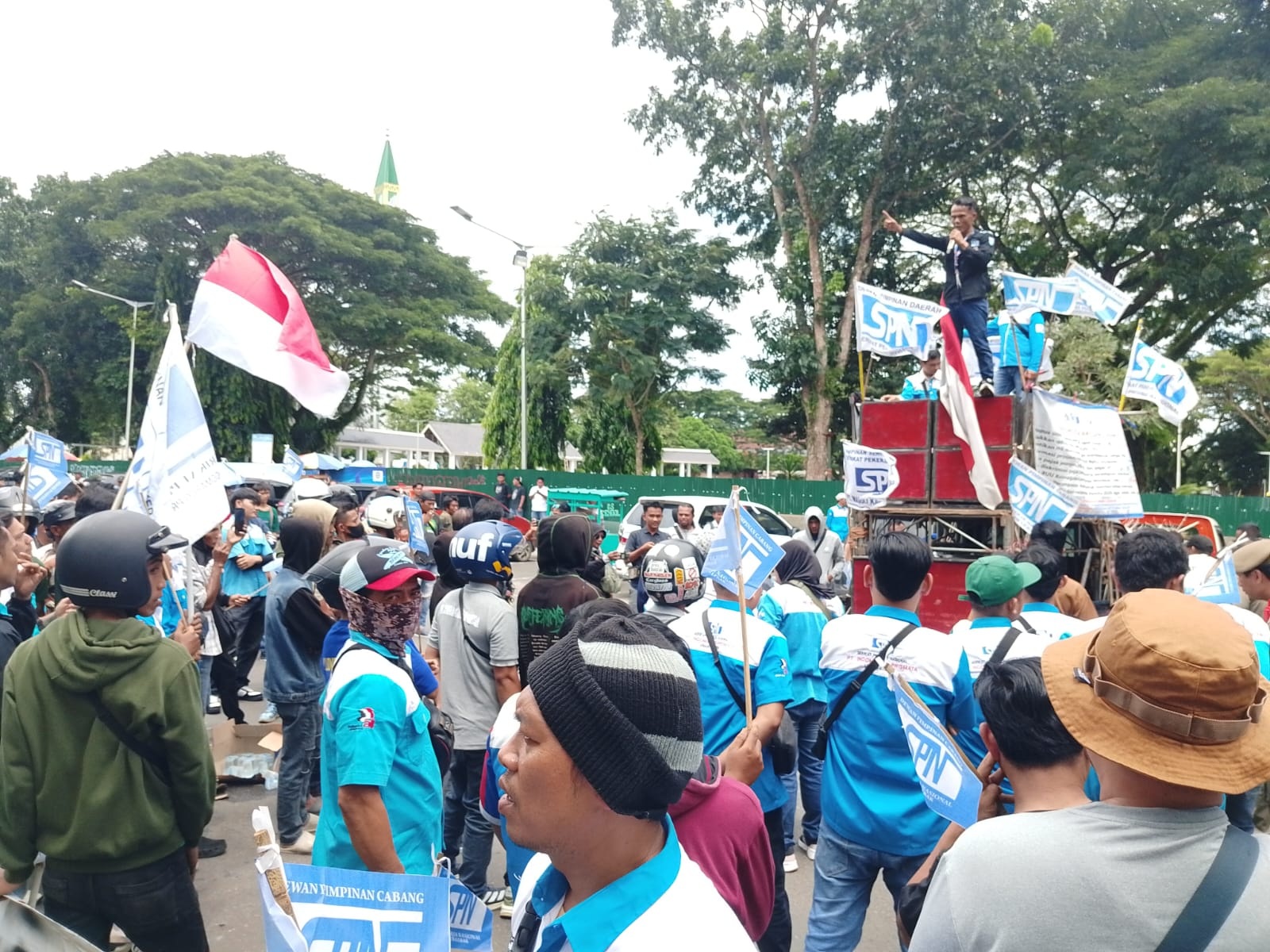 Buruh Geruduk Kantor Bupati Lebak, Tuntut Kenaikan UMK 10,5 Persen