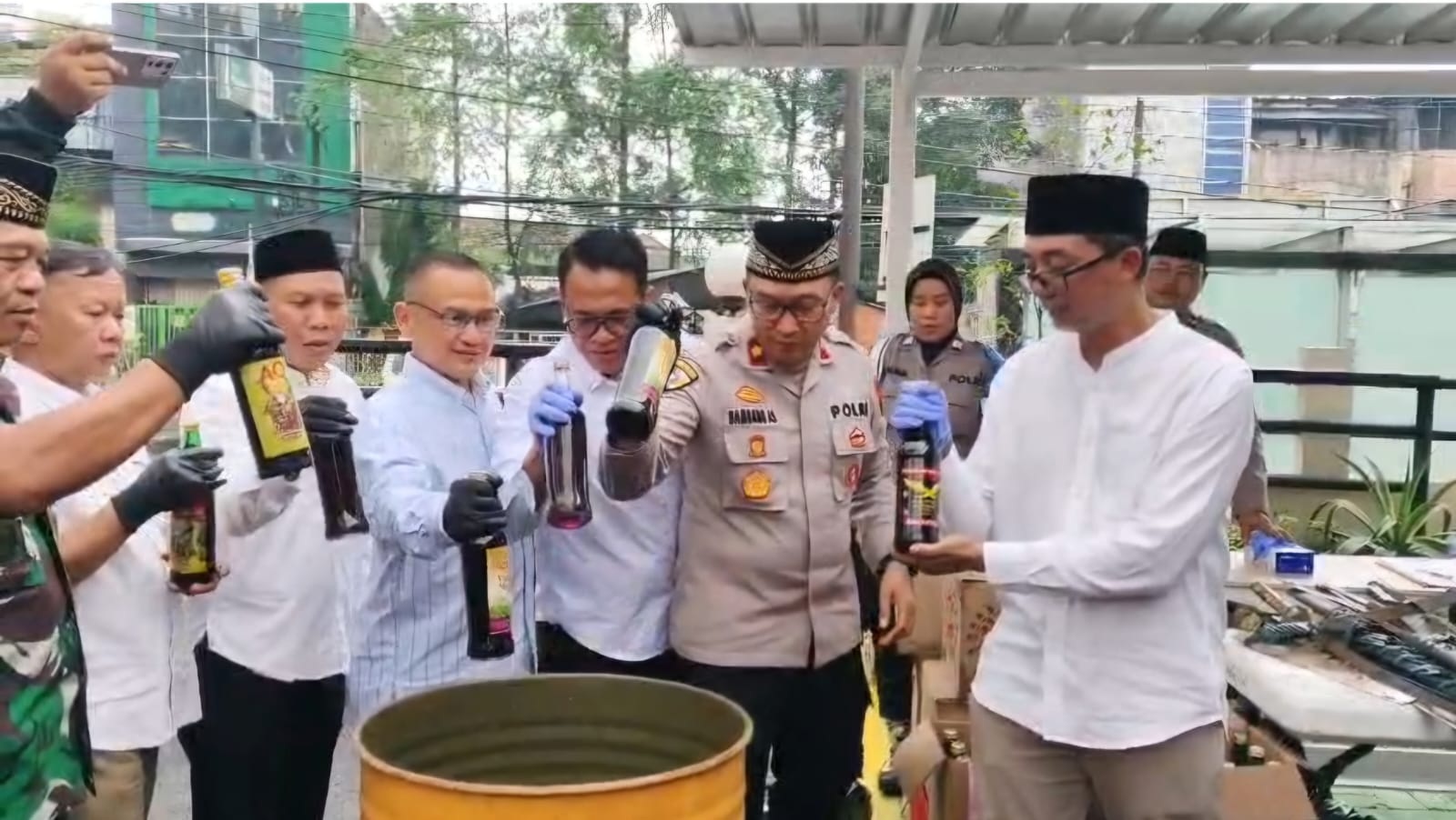 Jelang Ramadan, Polsek Ciptim Musnahkan Minol dan Sajam