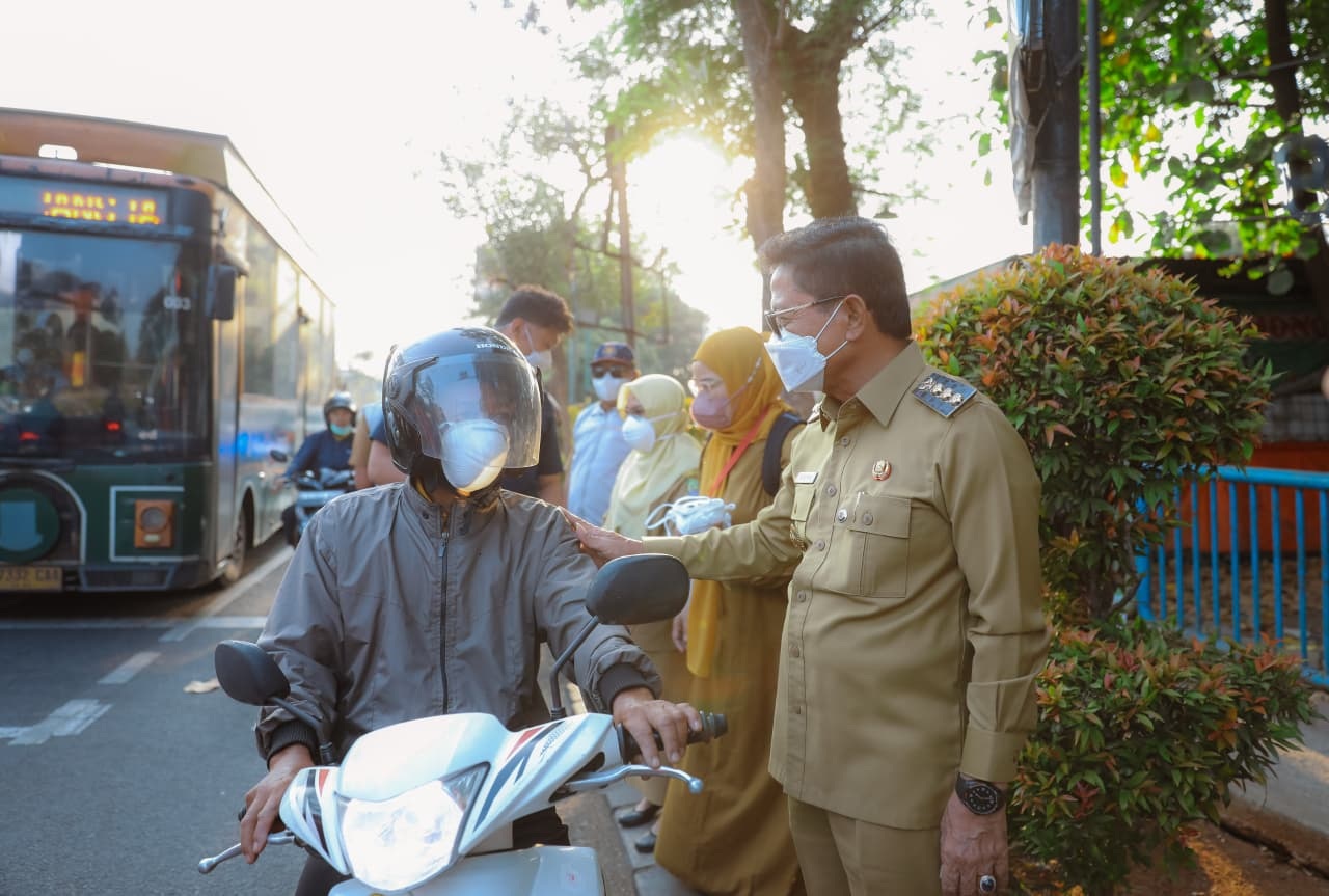 Masker Mulai Langka, Para Kepala Daerah Bagikan Gratis 