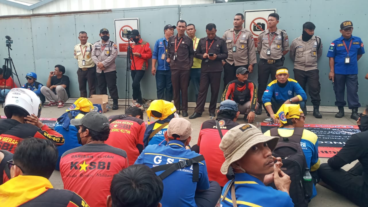 Ratusan Buruh Unjuk Rasa di Depan PT Victory Chingluh Indonesia