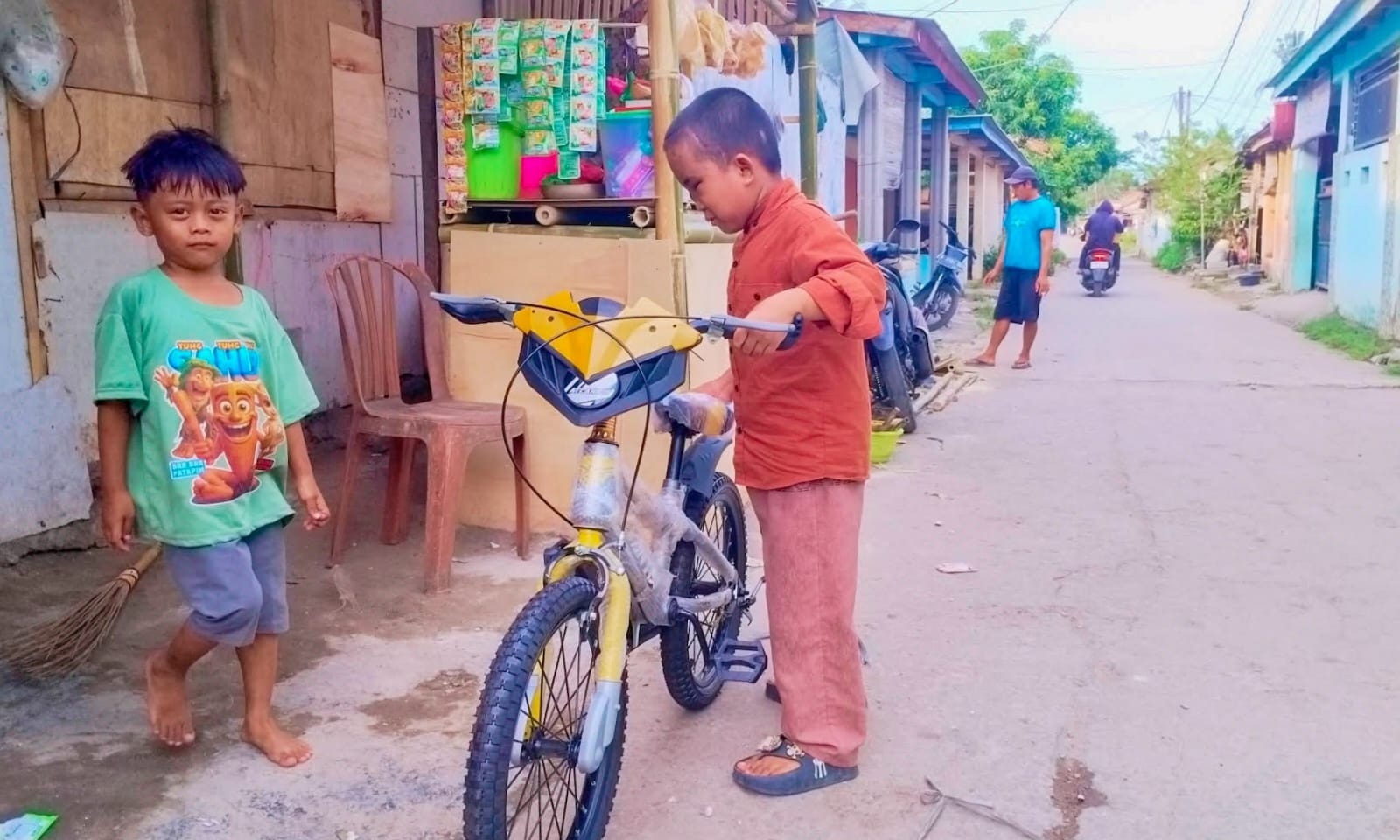 Menjenguk Afwan Faizi di Kampung Benyawakan Pasca Operasi Tumor, Senyum Afwan Menerima Sepeda Impian