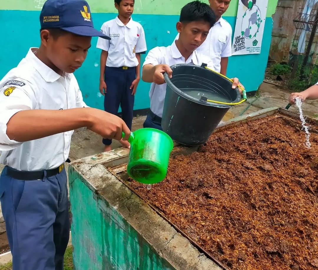 SMPN 3 Sukamulya Manfaatkan Lahan Terbatas untuk Taman Sekolah