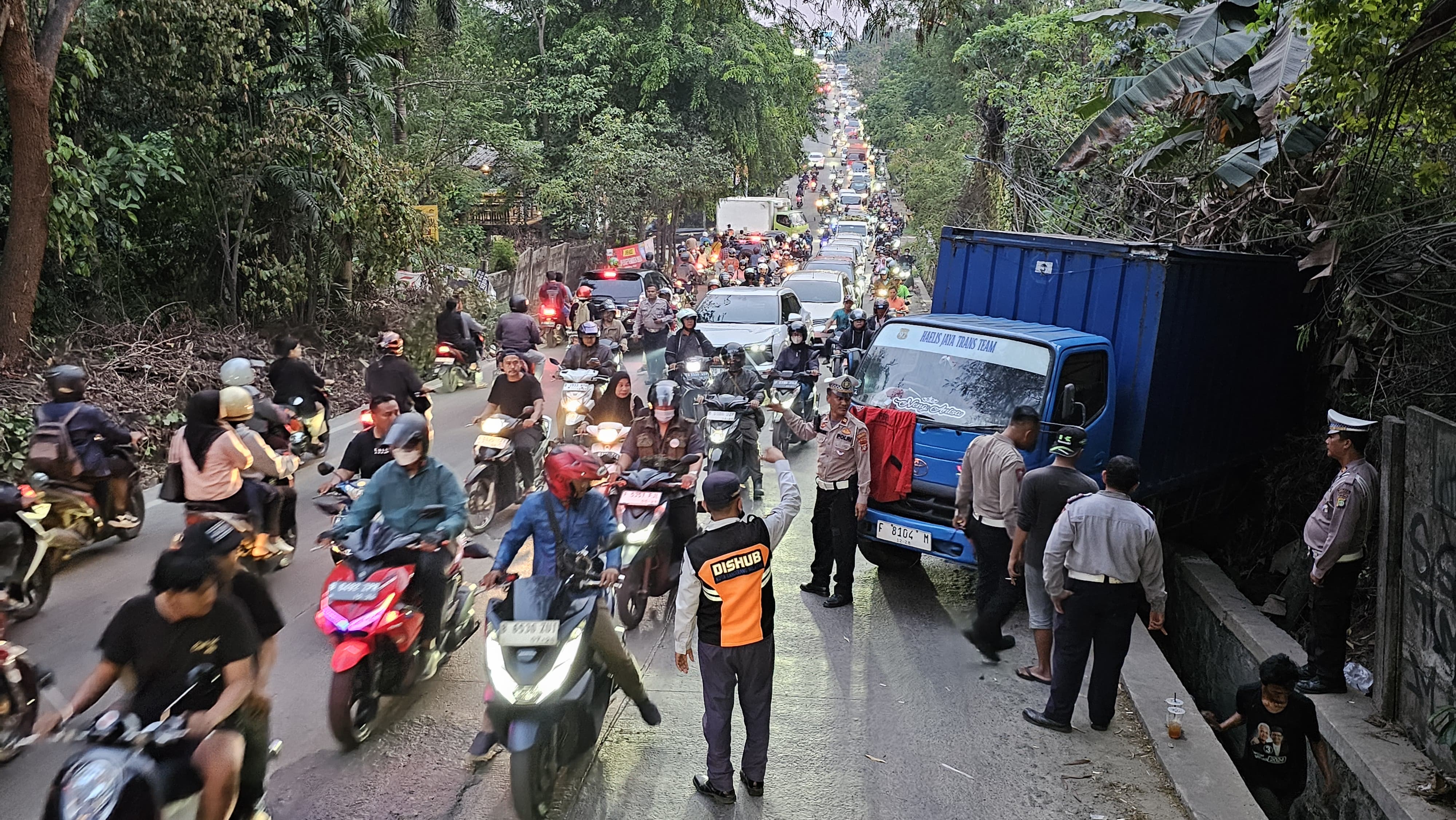 Diduga Rem Blong, Truk Bermuatan Air Mineral Terperosok ke Parit