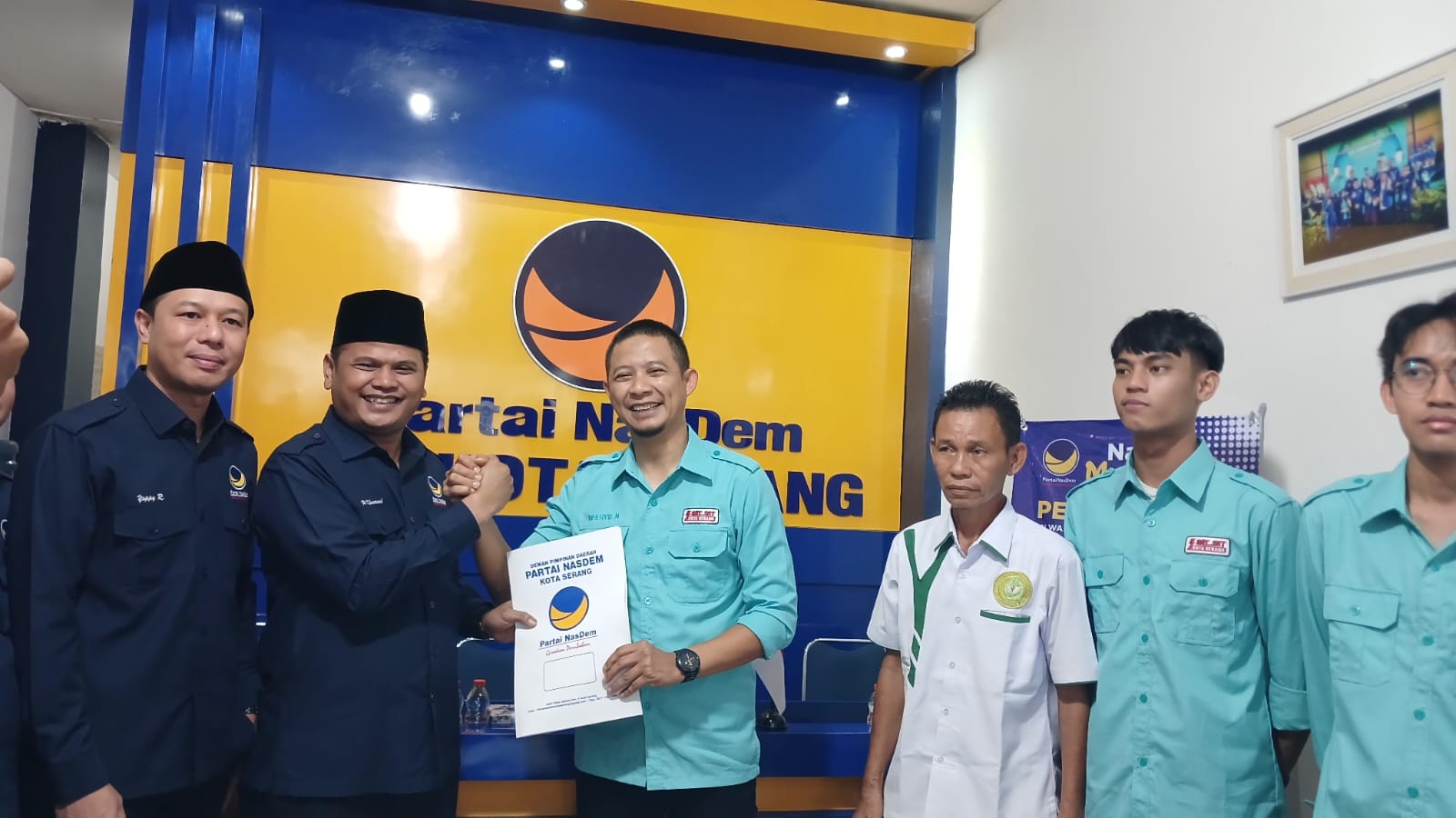 Wahyu Nurjamil Kembalikan Formulir Pendaftaran Bacalon Wali Kota Serang ke NasDem