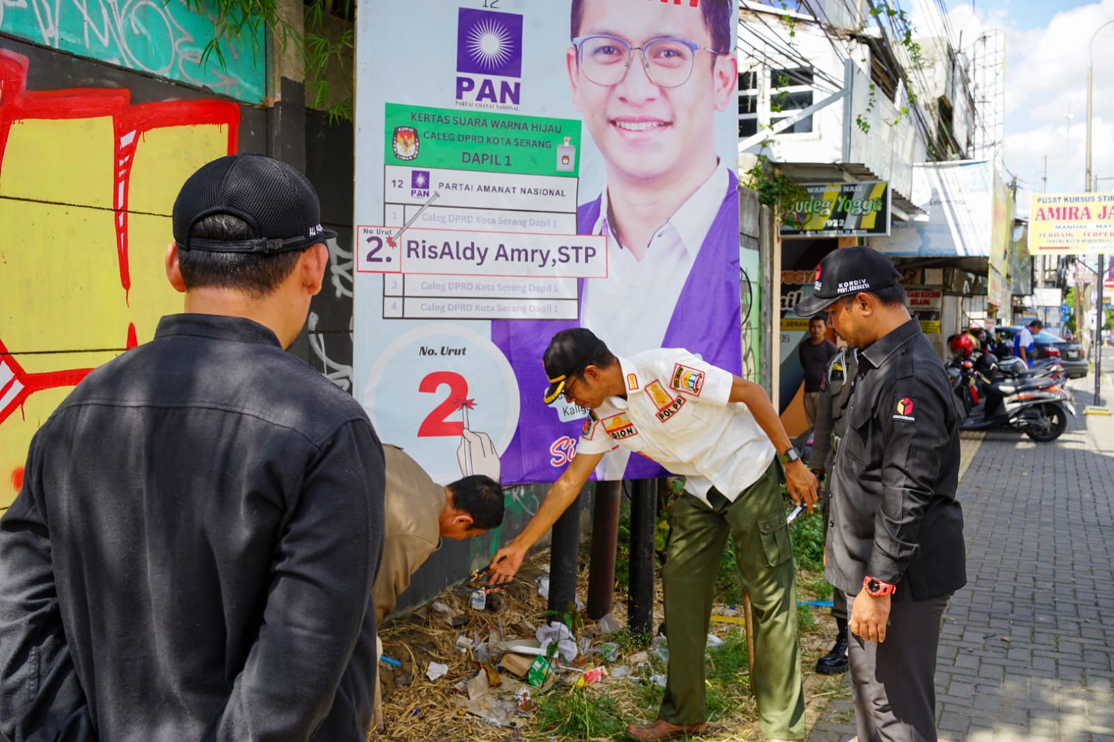 Bawaslu Banten Tertibkan 42 Ribu APK Tak Sesuai Aturan